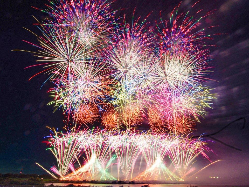 多彩な光が夜空を埋め尽くす大迫力の連発花火