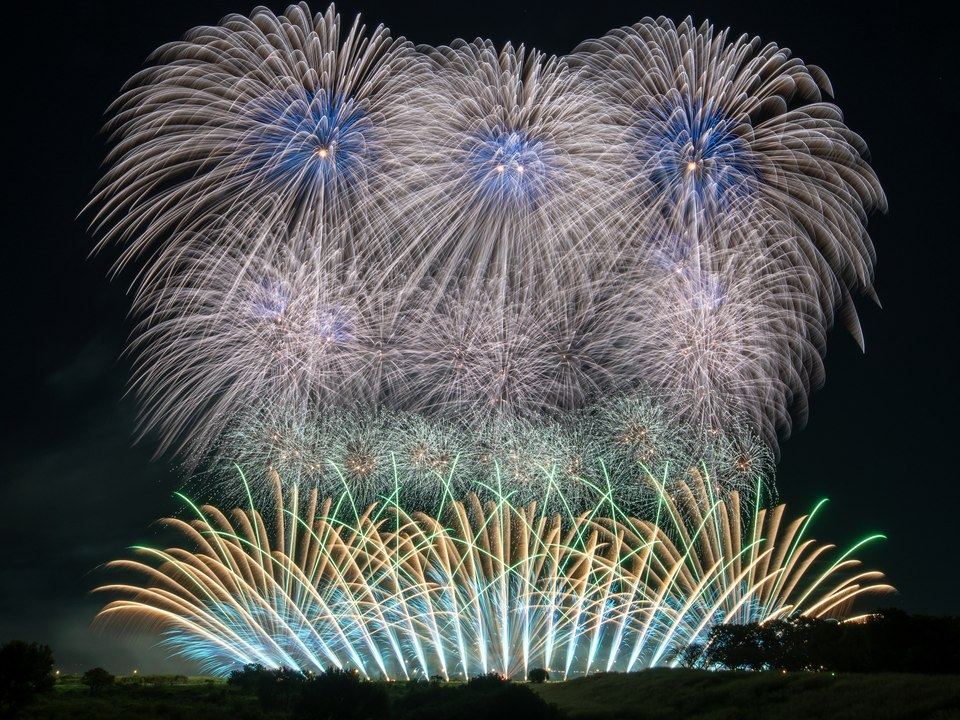 銀白と青の大輪3発が静かに夜空を彩る
